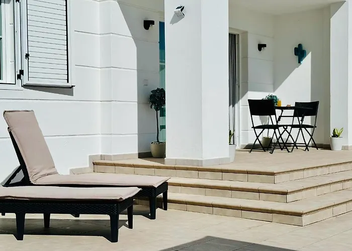 Canaryislandshost L Magenta *