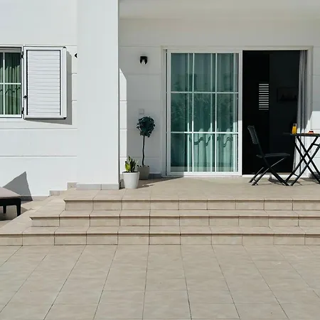 Canaryislandshost L Magenta