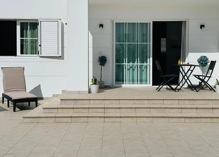 Canaryislandshost L Magenta